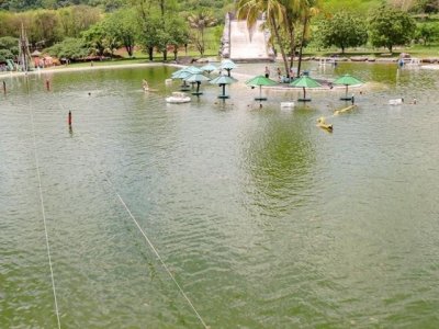  esquerda da imagem, cabos que sustentam os banhistas que se lanam na tirolesa do lago