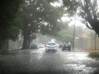 Chuva na regio do Jardim dos Estados, em Campo Grande, nesta tarde (Foto: Marcos Maluf)