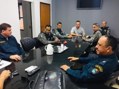 Policiais militares (de farda azul) e policiais militares da Fora Nacional (de verde) em reunio no 3 Batalho da PM em Dourados (Foto: Divulgao/PM)