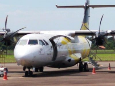 Avio da Passaredo no aeroporto de Dourados aps problema em uma das hlices (Foto: Direto das Ruas)