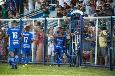 Keverson comemora com torcedores os dois primeiros gols da virada do Aquidauanense (Foto: Vincius Eduardo Photo)