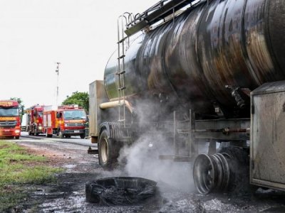 Tanque de carreta pegou fogo na BR-163. (Foto: Henrique Kawaminami)