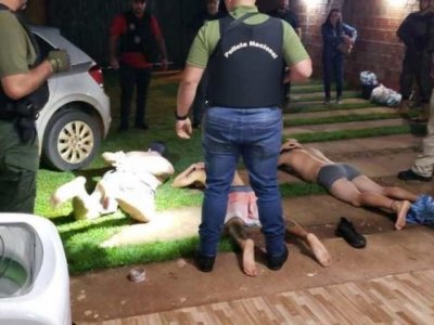 Policiais paraguaios cercam os trs brasileiros presos nesta manh em Capitn Bado (Foto: Capitn Bado.com)