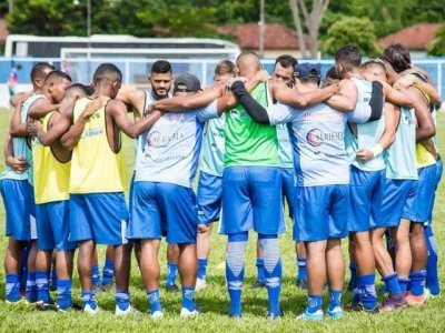 Elenco do Aquidauanense unido no campo do jogo marcado para hoje (Foto: Divulgao)