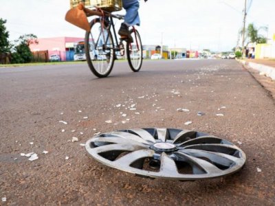 Calota de um dos carros envolvidos no acidente ficou na avenida. (Foto: Henrique Kawaminami)