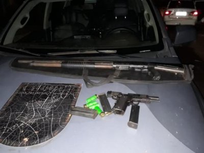Armas, carregadores e munies foram encontrados com o trio. (Foto: Divulgao/Batalho de Choque)