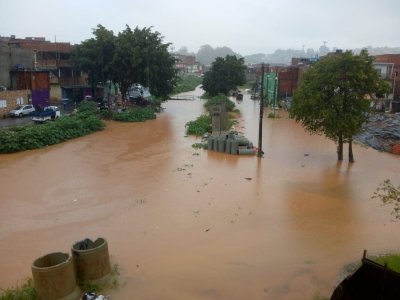 Obra comeou em 2014 e tinha sido retomada no incio de janeiro, aps meses de paralisao; prefeitura lamenta inundao e atribui atrasos a contingenciamentos do governo federal.