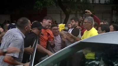 Senador licenciado Cid Gomes foi baleado na tarde desta quarta-feira quando tentava entrar em batalho militar com retroescavadeira.