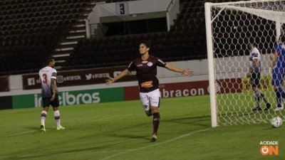 Cobrando pnalti, Tony fez um dos gols da Ferroviria na Fonte Luminosa (Foto: Tiago Pavini/AFE)