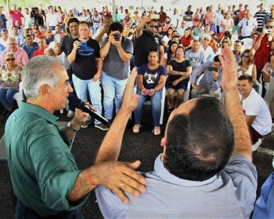 Reao do prefeito Odilon Ribeiro quando Reinaldo anunciou a pavimentao da MS 442