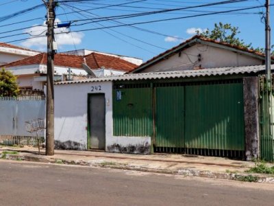 Adolescente contou  polcia que era obrigado a fazer programas para quitar dvida de moradia; travesti foi presa