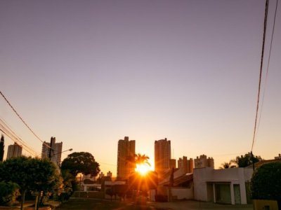 Sol nasce brilhando no Jardim dos Estado, sinal de que dia ser quente (Foto: Henrique Kawaminami)