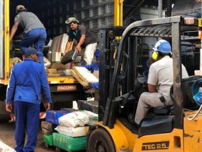 Fardos de drogas so descarregados para incinerao em forno de indstria (Foto: Divulgao)