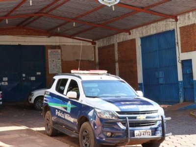 Ele foi preso pela polcia militar com drogas e eletrnicos para serem jogados dentro do Estabelecimento Penal de Segurana Mxima de Campo Grande (Foto: Henrique Kawaminami)