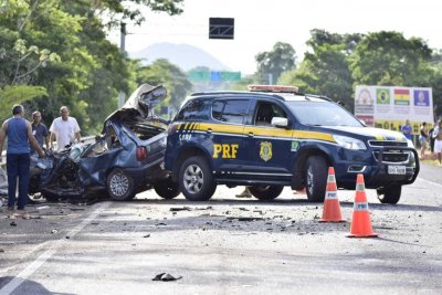 Com a violncia do impacto, o veculo em que a vtima estava ficou completamente destrudo. Ela no teve o nome divulgado - CREDITO: CAMPO GRANDE NEWS