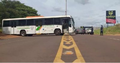 nibus da prefeitura de Salto del Guair  usado para restringir passagens de carros em estrada que d acesso a MS (Foto: ABC Color)