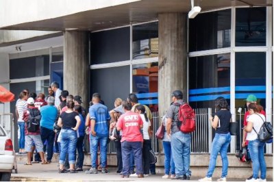 Na porta do banco, fila de clientes sem respeitar distncia mnima recomendada(Foto: Henrique Kawaminami)