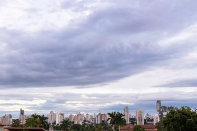 Capital amanheceu com cu carregado de nuvens neste sbado (28); h previso de chuva. (Foto: Henrique Kawaminami)  - CREDITO: CAMPO GRANDE NEWS