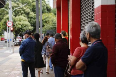 Mesmo com procura baixa, pontos de vacinao tiveram fila durante a manh