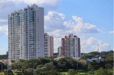 Cu brilha sem muitas nuvens no horizonte do Parque das Naes Indgenas em Campo Grande (Foto: Marcos Maluf)