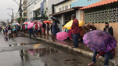 Algumas pessoas bloquearam a rua jogando caixotes de madeira e houve correria. Alm do Rio, h registro de filas em AL, BA, CE, RN, RO, TO, SP e ES.