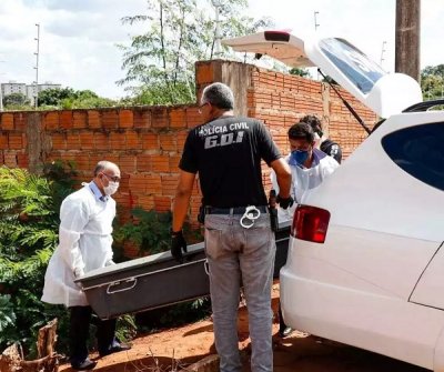 Corpo foi recolhido por agentes de uma funerria (Foto: Henrique Kawaminami)