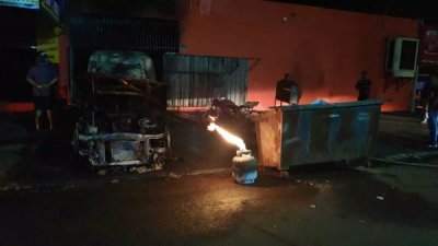 Botijo de gs ainda queimava em frente ao local onde bombeiros apagaram as chamas (Foto: Osvaldo Duarte)