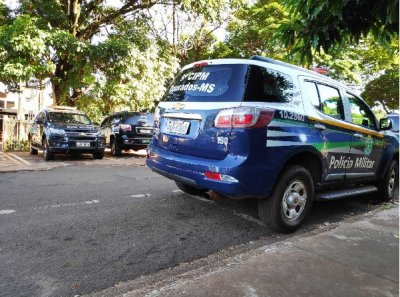 Homens acusados de estupro e de embriagar meninas foram presos pela PM e levados para a Polcia Civil (Foto: Adilson Domingos)