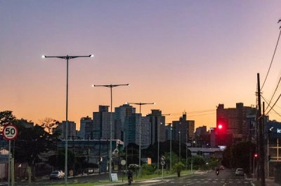 Dia amanhecendo com cu claro na Via Morena (Foto: Henrique Kawaminami)