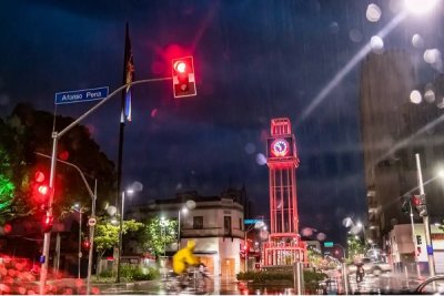 Cores do centro de Campo Grande com as lentes borradas pelas gotas de chuva sob cu ameaador nesta tera (Foto: Henrique Kawaminami)