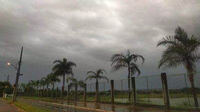 Em Dourados vem mais gua, segundo o cu nublado e escuro desta tera (Foto: Helio de Freitas)