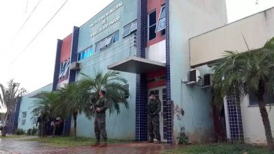 Policiais cercaram a prefeitura de Ribas do Rio Pardo na manh desta tera-feira. (Foto: Rio Pardo News)