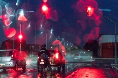 Neon nas luzes do trnsito e do farol com a chuva nesta manh na Avenida das Bandeiras em Campo Grande (Foto: Henrique Kawaminami)