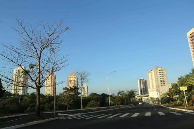 Dia amanhecendo com cu claro na Avenida Nelly Martins, na regio Ster, no norte da cidade (Foto: Kisie Aion)