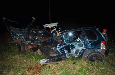 Carro de passeio de placas de So Paulo ficou destrudo (Foto: Da Hora Bataguassu)