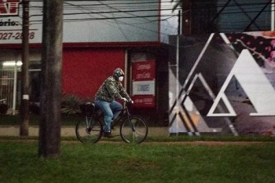 Agasalhado, ciclista na Avenida Afonso Pena enfrenta o frio nesta manh de segunda-feira na Capital sul-mato-grossense (Foto: Henrique Kawaminami)