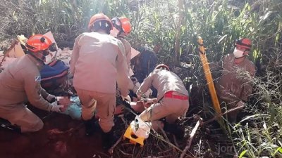 Adolescente foi socorrido pelo Corpo de Bombeiros. (Foto: Luis Gustavo/Jornal da Nova)