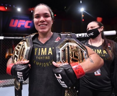 Amanda Nunes exibe os dois cintures do UFC  Foto: Getty Images