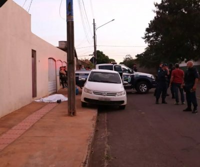 Homem caiu morte em frente da casa. (Foto: Paulo Francis)