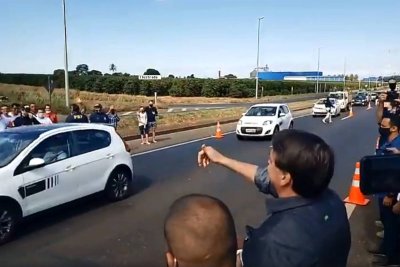 Em viagem fora da agenda, Bolsonaro provoca aglomerao em rodovia de MG