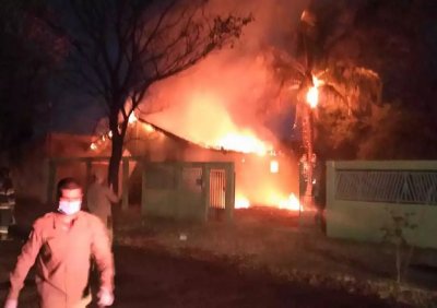 Imvel foi destrudo pelo fogo na Vila Sobrinho, em Campo Grande. (Foto: Direto das Ruas)