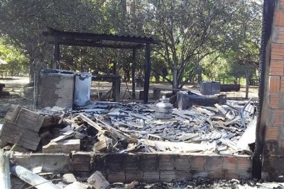 Casa foi completamente destruda pelo fogo. (Foto: MS Todo Dia)