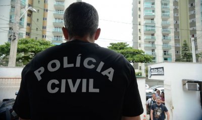 Os policiais cumprem cinco mandados de busca e apreenso