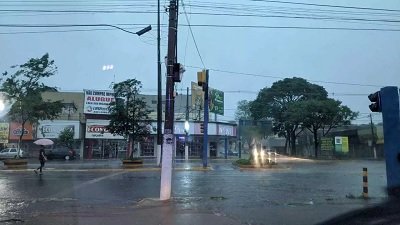 Chuva de hoje cedo em Dourados; vento chegou a 46 km por hora (Foto: Eliel Oliveira)