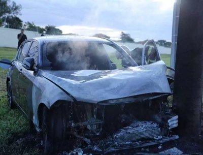 Frente do carro ficou destruda aps coliso seguida de incndio (Foto: Ksie Aino)