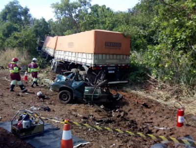 Veculo de passeio ficou totalmente destrudo. (Foto: Reproduo/Edio MS)