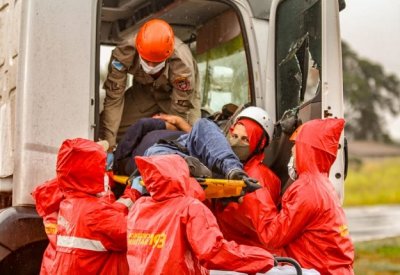 Corpo de Bombeiros durante atendimento  vtima de acidente na BR-262. Foto: Marcos Ermnio