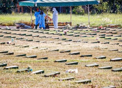 Profissionais de funerria em cemitrio de Campo Grande (Foto: Henrique Kawaminami/Arquivo)