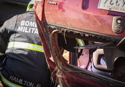 Bombeiro observa vtima dentro de carro capotado (Foto: Henrique Kawaminami)