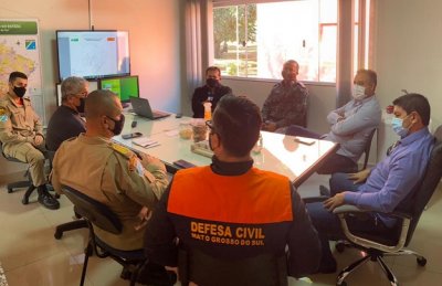Reunio na Sala de Situao reuniu Bombeiros, Policia Ambiental, Defesa Civil e secretarias de Governo e de Segurana. Foto: CBMS